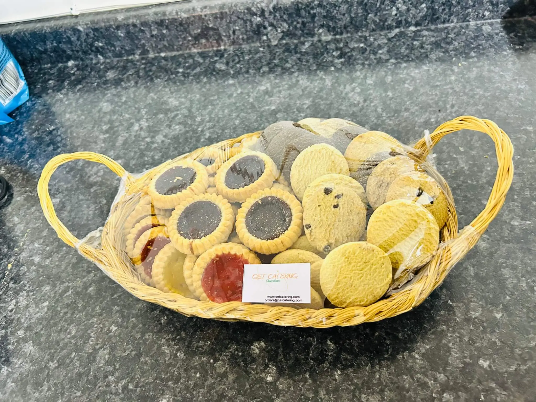 Canasta de productos para coffee break de juntas